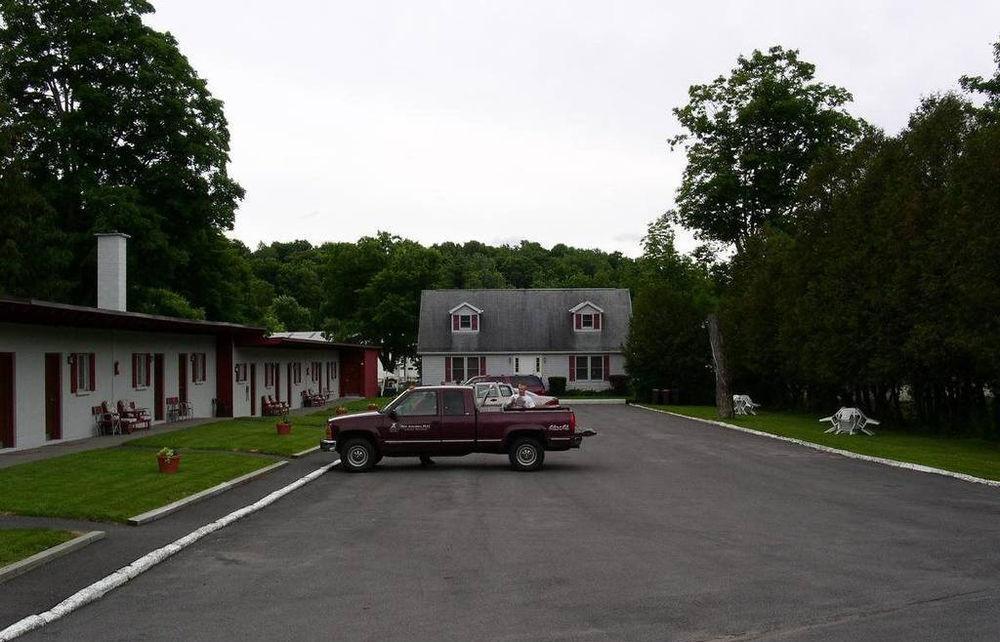 The Village Motel Richfield Springs Exteriér fotografie
